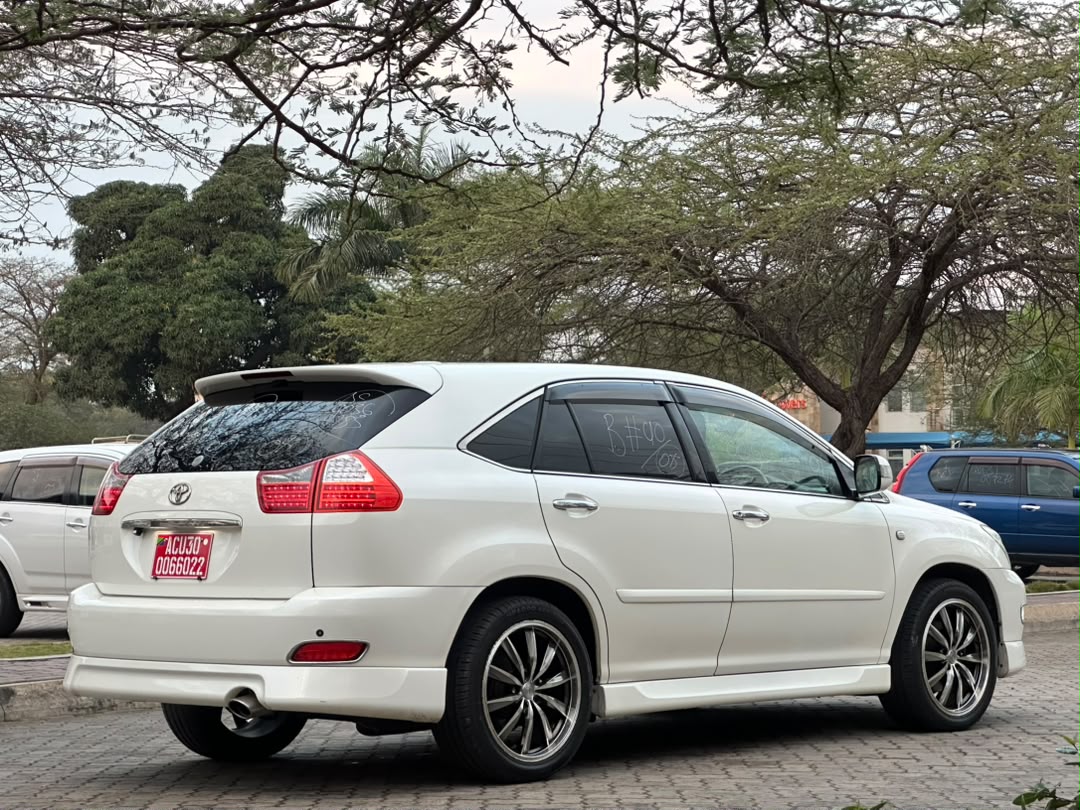 TOYOTA HARRIER thumbnail 3